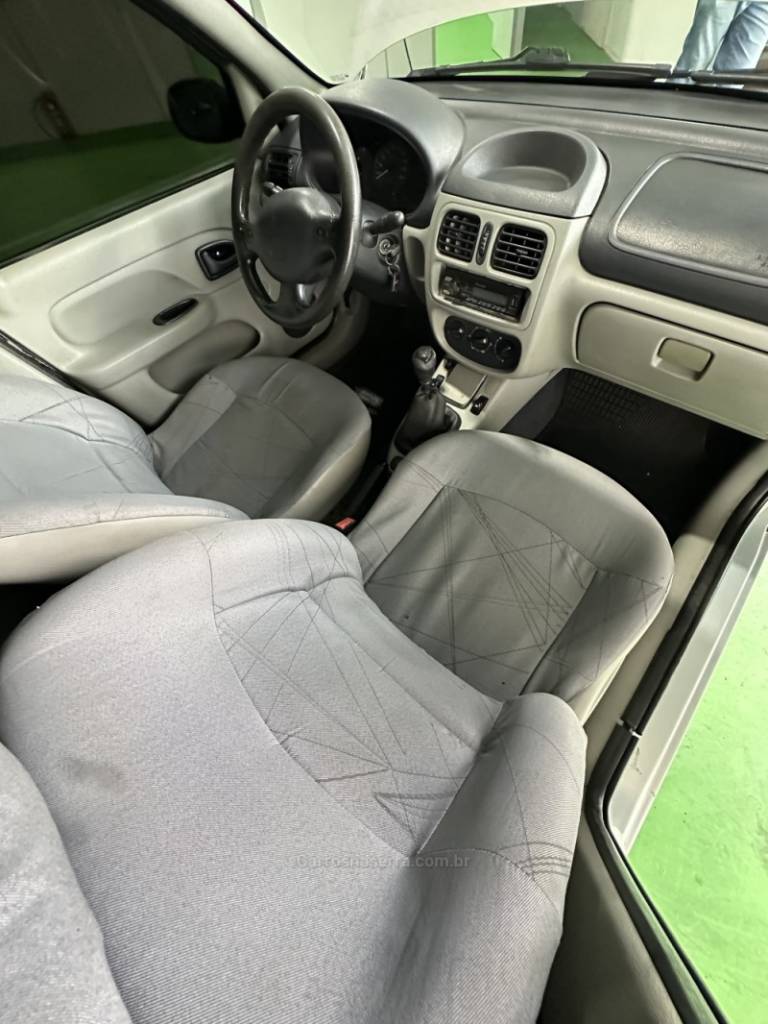 RENAULT - CLIO - 2004/2004 - Cinza - R$ 18.900,00