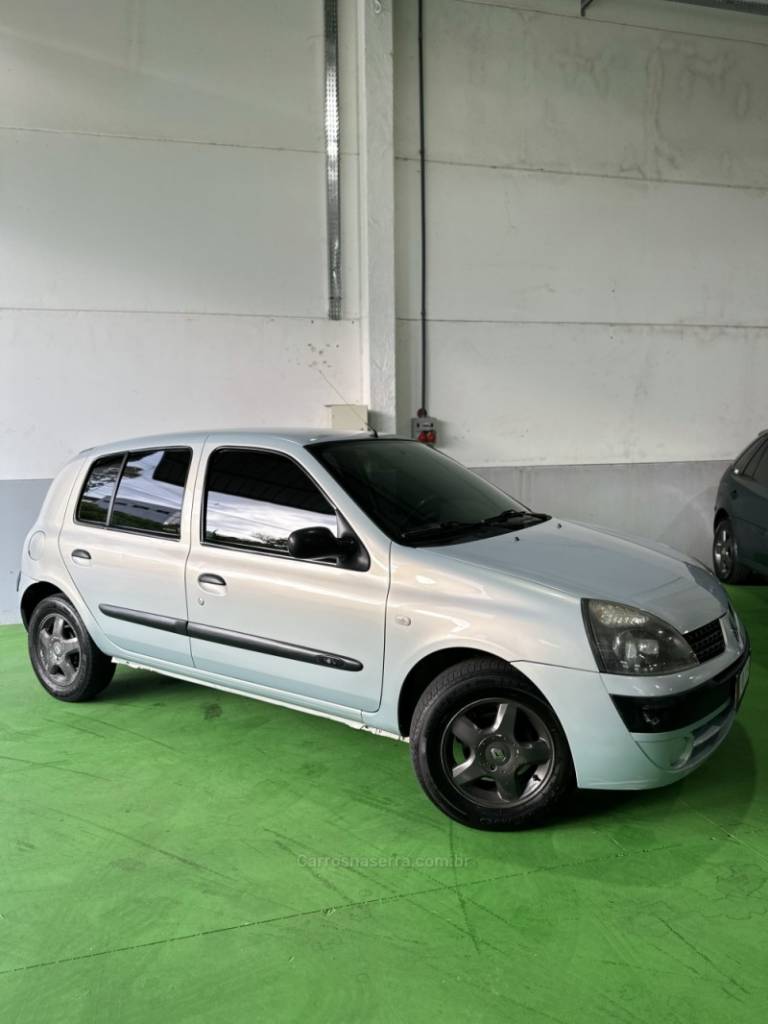 RENAULT - CLIO - 2004/2004 - Cinza - R$ 18.900,00
