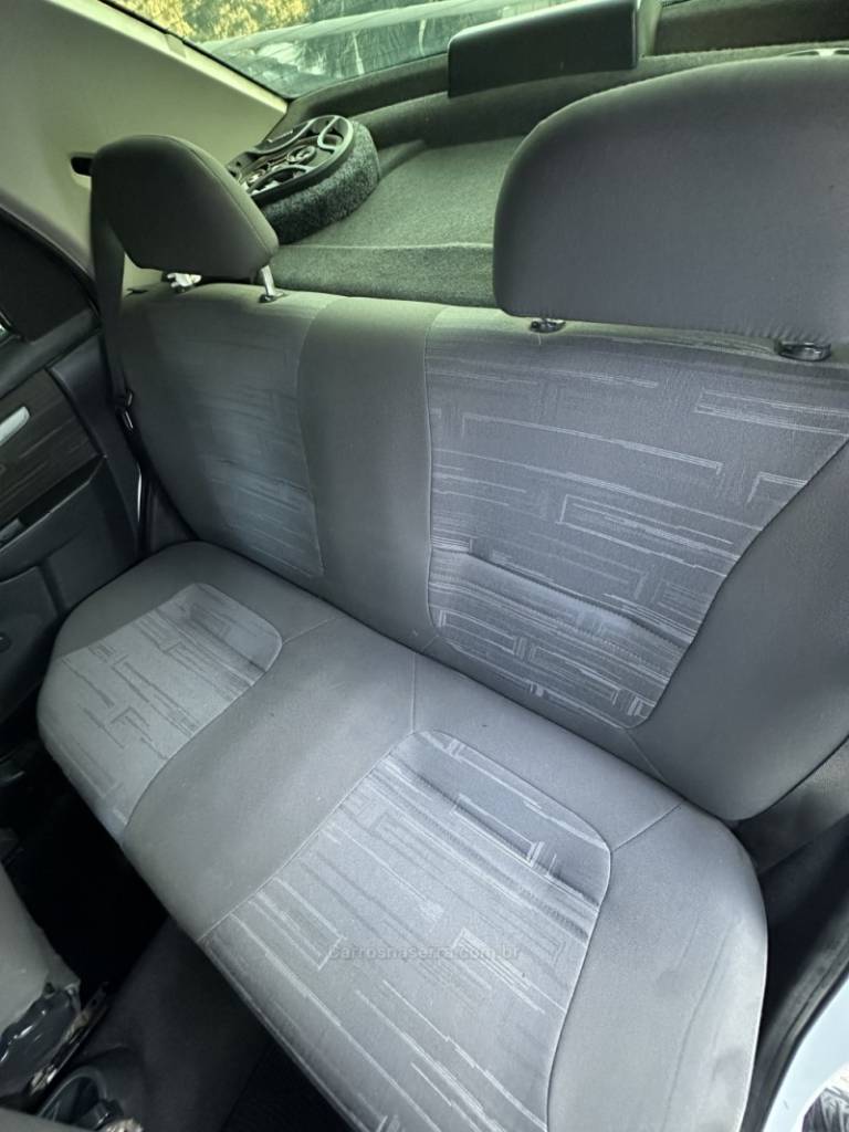 CHEVROLET - PRISMA - 2010/2011 - Branca - R$ 29.900,00