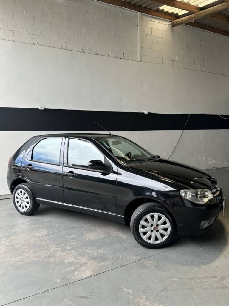 FIAT - PALIO - 2014/2014 - Preta - R$ 32.900,00