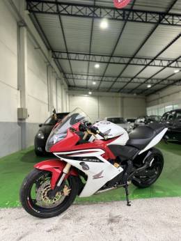 HONDA - CBR 650F - 2014/2014 - Branca - R$ 41.900,00